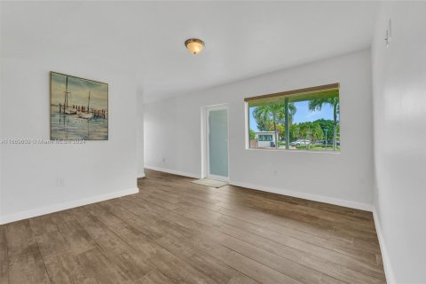 House in Miami, Florida 4 bedrooms, 98.29 sq.m. № 1387733 - photo 5