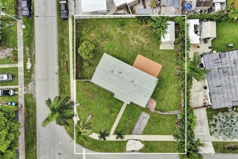 House in Miami, Florida 4 bedrooms, 98.29 sq.m. № 1387733 - photo 28