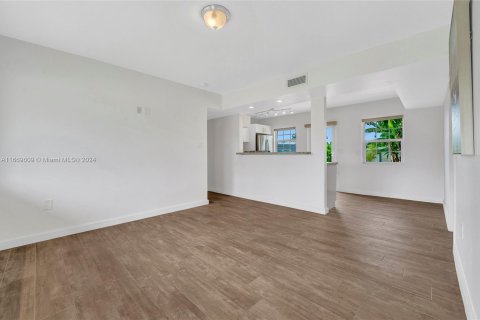 Villa ou maison à vendre à Miami, Floride: 4 chambres, 98.29 m2 № 1387733 - photo 3