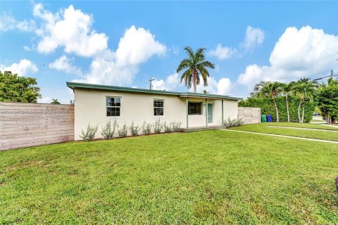 House in Miami, Florida 4 bedrooms, 98.29 sq.m. № 1387733 - photo 2