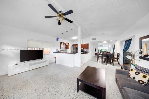 House in Hallandale Beach, Florida 2 bedrooms, 118.54 sq.m. № 1360263 - photo 3