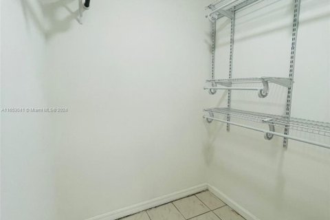 Condominio en alquiler en Miami, Florida, 2 dormitorios, 79.52 m2 № 1348820 - foto 15