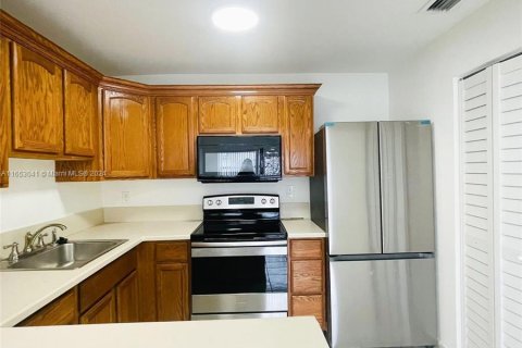 Condo in Miami, Florida, 2 bedrooms  № 1348820 - photo 1