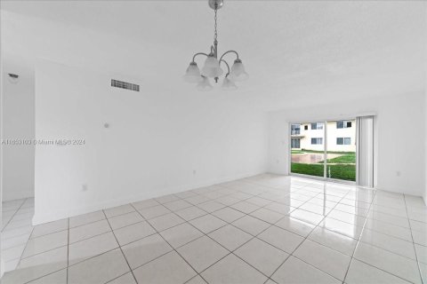 Condo in Miami Gardens, Florida, 1 bedroom  № 1348405 - photo 4