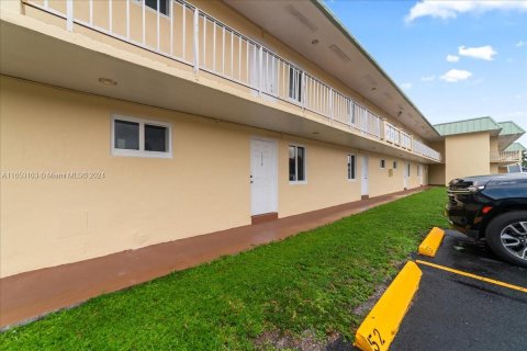 Condo in Miami Gardens, Florida, 1 bedroom  № 1348405 - photo 14