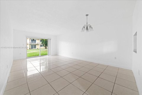 Condo in Miami Gardens, Florida, 1 bedroom  № 1348405 - photo 6