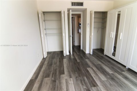 Condo in Miami Beach, Florida, 1 bedroom  № 1348406 - photo 13