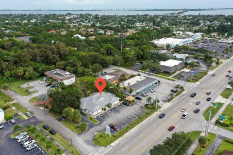 Купить коммерческую недвижимость в Дженсен-Бич, Флорида № 822019 - фото 1