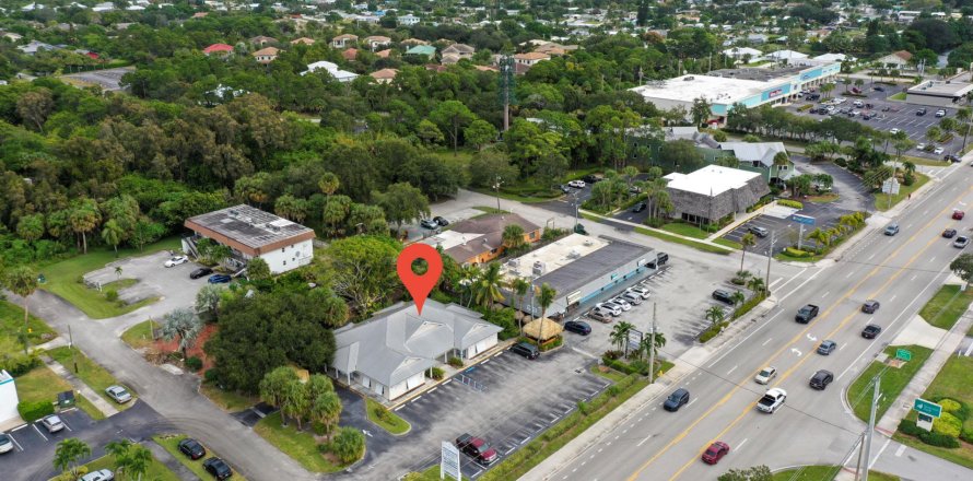 Commercial property in Jensen Beach, Florida № 822019