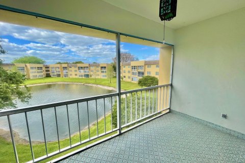 Condo in Tamarac, Florida, 2 bedrooms  № 1120143 - photo 16