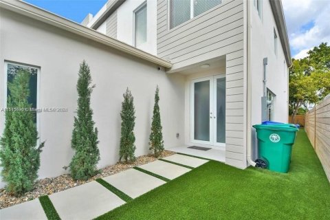 Townhouse in Miami, Florida 3 bedrooms, 158.49 sq.m. № 1140852 - photo 2