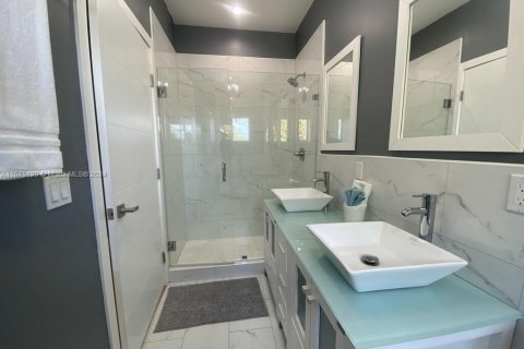 Adosado en venta en Miami, Florida, 3 dormitorios, 158.49 m2 № 1140852 - foto 18