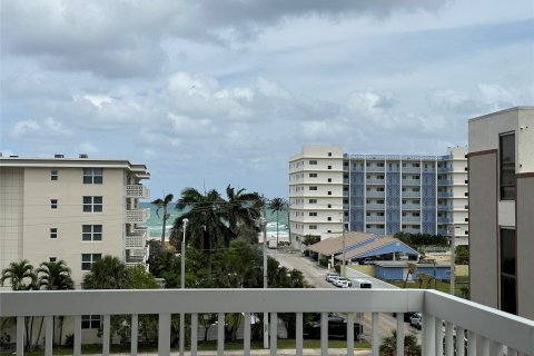 Condo in Hollywood, Florida, 2 bedrooms  № 1152261 - photo 1