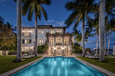 Villa ou maison à vendre à Miami, Floride: 8 chambres, 676.24 m2 № 382705 - photo 1