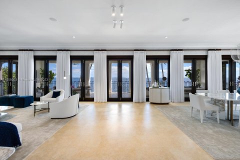 Villa ou maison à vendre à Miami, Floride: 8 chambres, 676.24 m2 № 382705 - photo 9