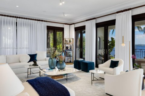 Villa ou maison à vendre à Miami, Floride: 8 chambres, 676.24 m2 № 382705 - photo 13
