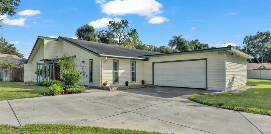 House in Lakeland, Florida 3 bedrooms, 257.25 sq.m. № 1393319