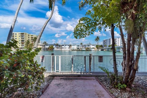 Condo in Miami Beach, Florida, 1 bedroom  № 1146858 - photo 9