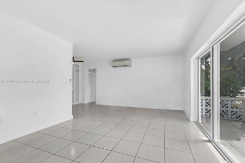 Condo in Miami Beach, Florida, 1 bedroom  № 1146858 - photo 3