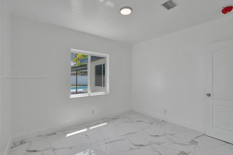 House in Biscayne Park, Florida 6 bedrooms, 219.62 sq.m. № 1146859 - photo 26