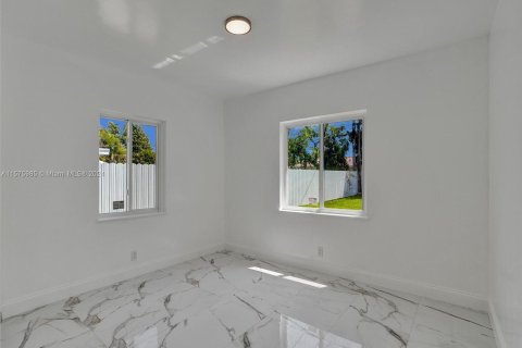 Villa ou maison à vendre à Biscayne Park, Floride: 6 chambres, 219.62 m2 № 1146859 - photo 25