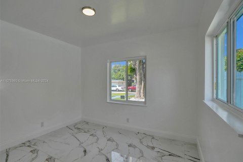 House in Biscayne Park, Florida 6 bedrooms, 219.62 sq.m. № 1146859 - photo 22