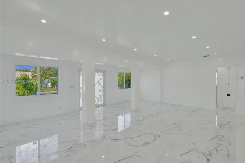 House in Biscayne Park, Florida 6 bedrooms, 219.62 sq.m. № 1146859 - photo 13