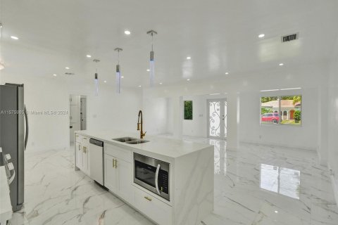 Villa ou maison à vendre à Biscayne Park, Floride: 6 chambres, 219.62 m2 № 1146859 - photo 11