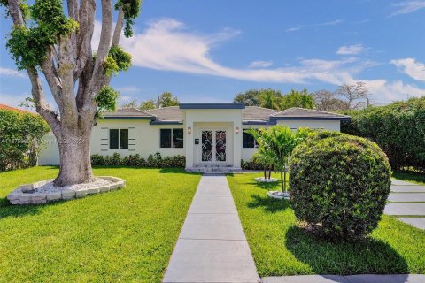 Villa ou maison à vendre à Biscayne Park, Floride: 6 chambres, 219.62 m2 № 1146859 - photo 2