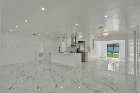 House in Biscayne Park, Florida 6 bedrooms, 219.62 sq.m. № 1146859 - photo 14