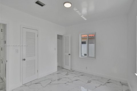 Villa ou maison à vendre à Biscayne Park, Floride: 6 chambres, 219.62 m2 № 1146859 - photo 28