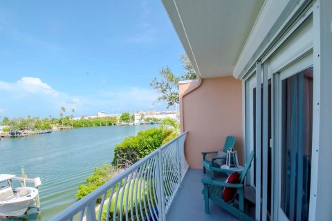 Townhouse in Treasure Island, Florida 2 bedrooms, 117.06 sq.m. № 1302394 - photo 25