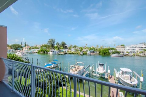 Townhouse in Treasure Island, Florida 2 bedrooms, 117.06 sq.m. № 1302394 - photo 1