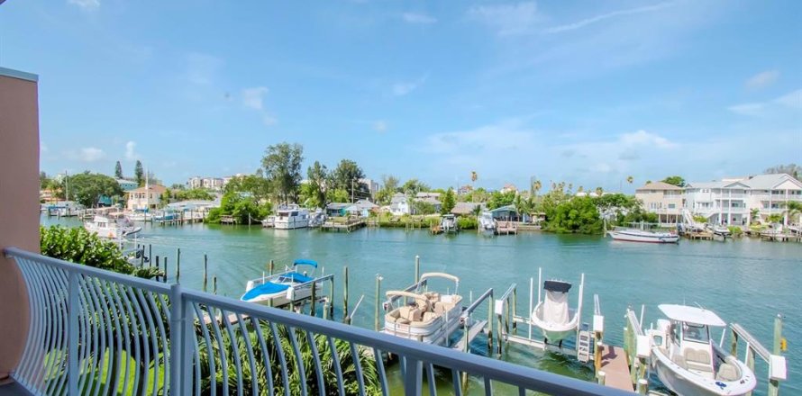 Townhouse in Treasure Island, Florida 2 bedrooms, 117.06 sq.m. № 1302394