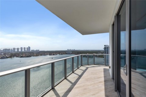 Condo in North Miami Beach, Florida, 3 bedrooms  № 1305485 - photo 1