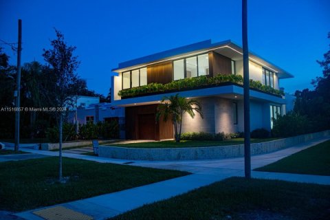 House in Miami, Florida 5 bedrooms № 970029 - photo 10