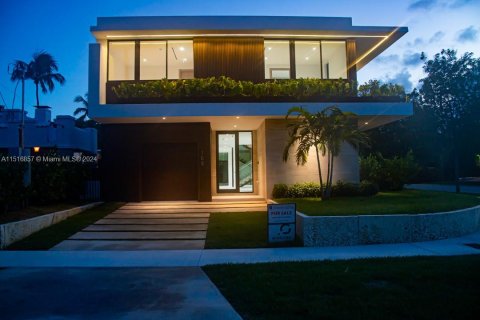 House in Miami, Florida 5 bedrooms № 970029 - photo 9