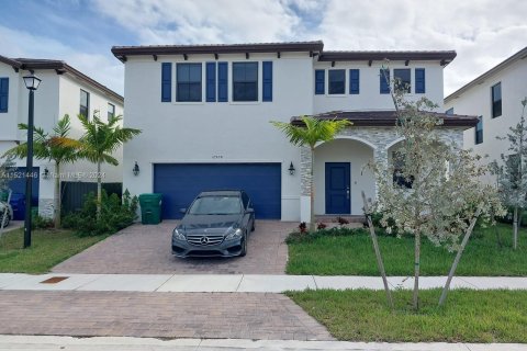 House in Miami, Florida 4 bedrooms, 241.36 sq.m. № 969974 - photo 2