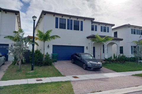 House in Miami, Florida 4 bedrooms, 241.36 sq.m. № 969974 - photo 3