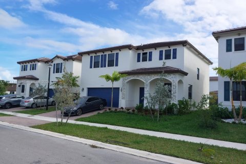 House in Miami, Florida 4 bedrooms, 241.36 sq.m. № 969974 - photo 1