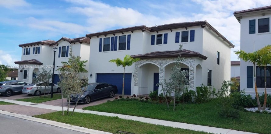 House in Miami, Florida 4 bedrooms, 241.36 sq.m. № 969974