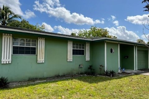 House in Lauderdale Lakes, Florida 3 bedrooms, 119.57 sq.m. № 1118221 - photo 1