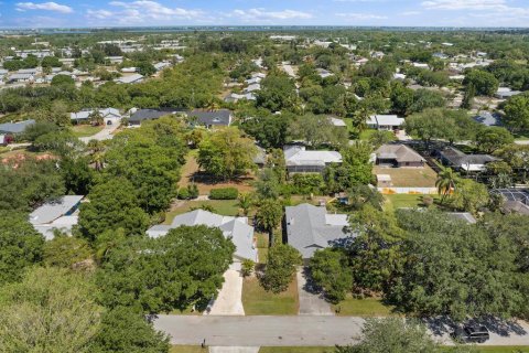 House in Vero Beach, Florida 3 bedrooms, 187.85 sq.m. № 1118220 - photo 3