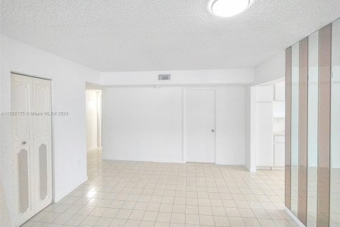 Condo in Miami Beach, Florida, 2 bedrooms  № 1183886 - photo 12