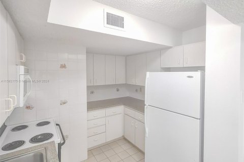 Condo in Miami Beach, Florida, 2 bedrooms  № 1183886 - photo 17