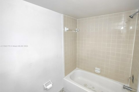 Condo in Miami Beach, Florida, 2 bedrooms  № 1183886 - photo 21