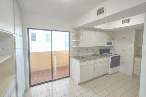 Condo in Miami Beach, Florida, 2 bedrooms  № 1183886 - photo 16