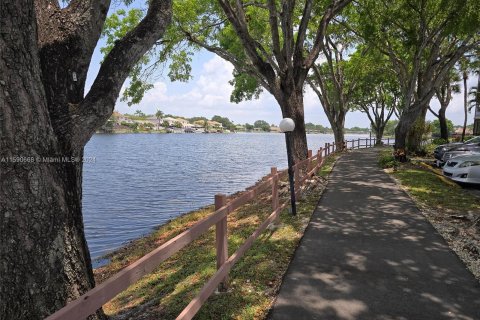 Condo in Pembroke Pines, Florida, 1 bedroom  № 1183882 - photo 3