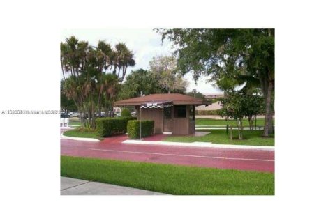 Condominio en venta en Pembroke Pines, Florida, 1 dormitorio, 71.81 m2 № 1183882 - foto 2