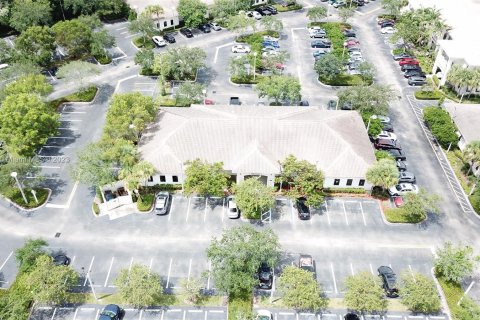 Immobilier commercial à vendre à Weston, Floride № 735806 - photo 1